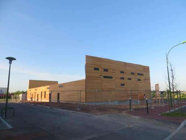 Pole culturel de Brocéliande (Caen), en cours de montage des panneaux